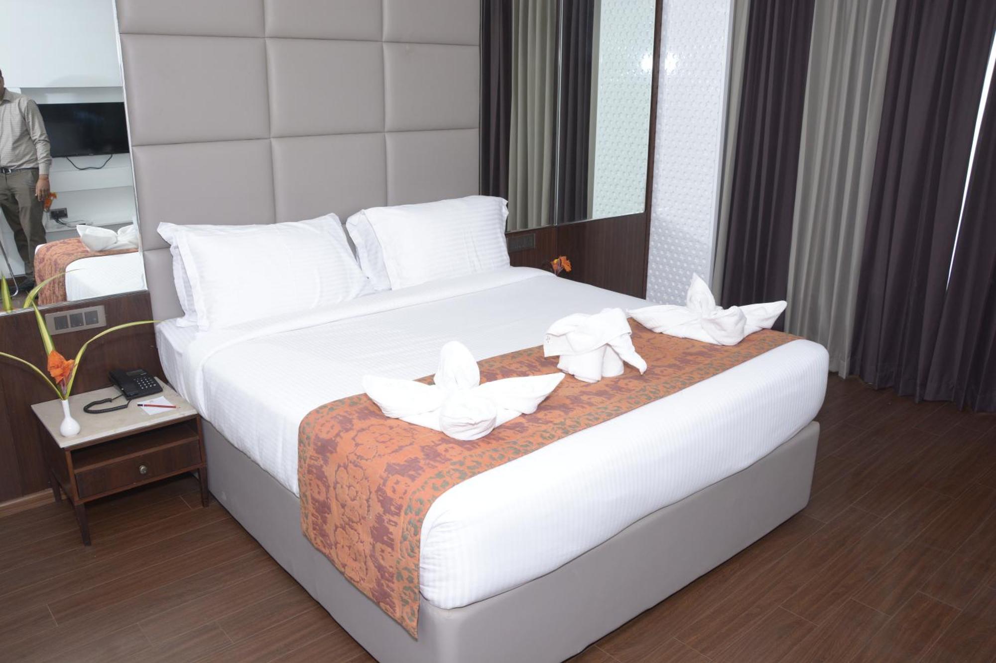 Tania President Inn Shirdi Exterior photo